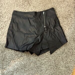 Never worn leather skirt/skort w zipper design / size s